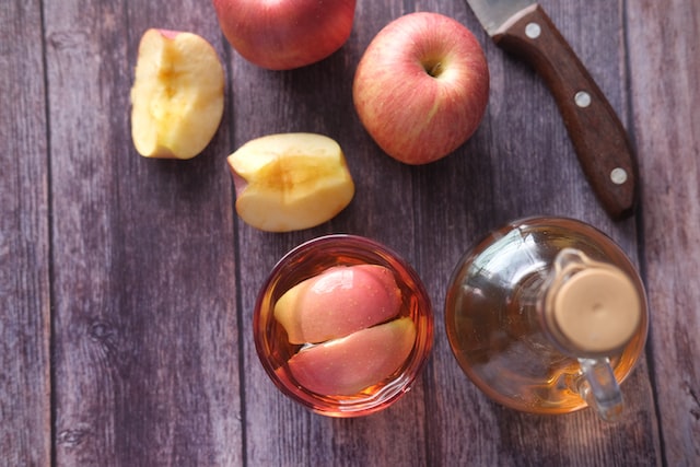 apple vinegar bottle with apples
