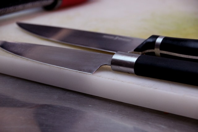 focus photo of two kitchen knives