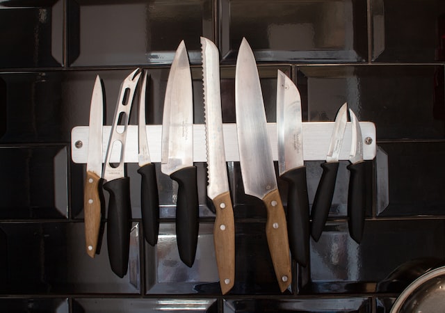 kitchen knives on the wall